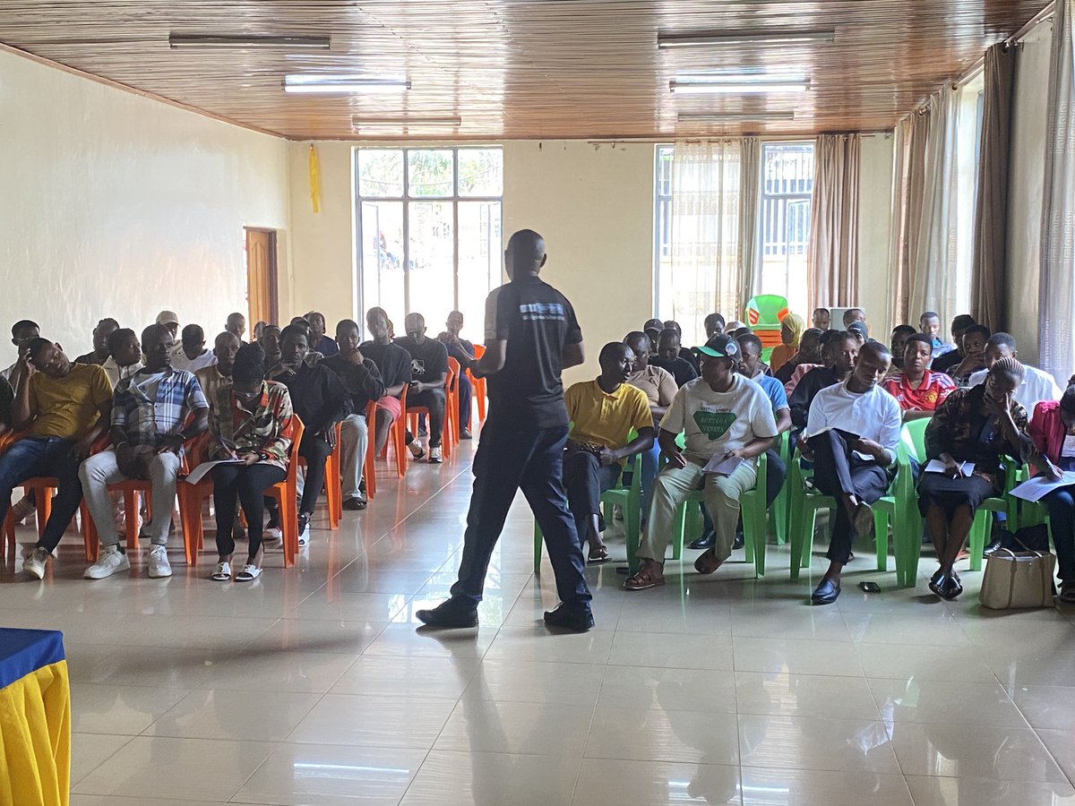 NyakabandaSec's tweet photo. Muri aka kanya, mu Cyumba cy’Inama cy’Umurenge wa Nyakabanda, hari kubera amahugurwa agamije gusobanurira urubyiruko Gahunda ya Ejo Heza, akamaro ko kwizigamira no guteganyiriza ejo hazaza. https://t.co/Rm5WaOufks