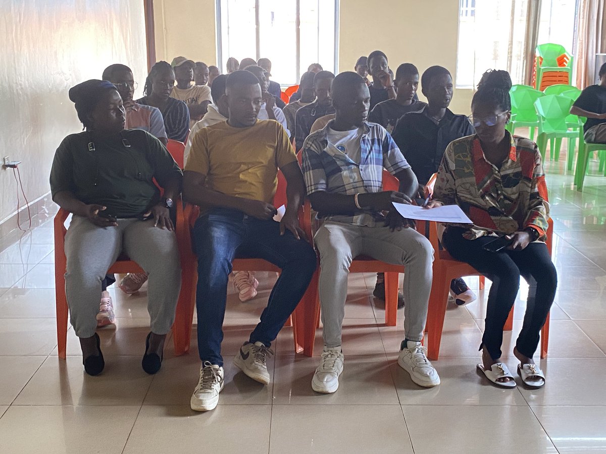 NyakabandaSec's tweet photo. Muri aka kanya, mu Cyumba cy’Inama cy’Umurenge wa Nyakabanda, hari kubera amahugurwa agamije gusobanurira urubyiruko Gahunda ya Ejo Heza, akamaro ko kwizigamira no guteganyiriza ejo hazaza. https://t.co/Rm5WaOufks