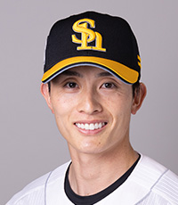 keiba_info_club's tweet photo. ホークス選手の競馬愛あふれるコメント

柳田悠岐
　「戸川の父ちゃんに『40本打ったら馬ください』とお願いしたら『いいよ』と言われた」
　「（上記発言のシーズン終了後）もう自分で買います。自分で買うんで大丈夫です」
　「僕は首差、鼻差、何でもいいんで優勝したいです」
　「（上茶谷へ）開幕から１か月、１軍にいたら馬の名前を決めていいよ」
　「引退したら馬主に専念します」
　「（引退は）ちょっと迷ってますね。馬代を稼がないといけない。馬次第」

上茶谷大河「（アップティーバレーは）めっちゃ強いか、めっちゃ問題児か。扱いきれない馬になって欲しい。いつか対面したいですね。そしていつか僕も騎乗を」

周東佑京「（アーモンドアイを）初めて聞いた時、どこかの外国人選手か、陸上選手なのかなと。それで調べたら、『俺、馬か！』。何を言ってんだ、この人は」

有原航平(現日ハム)「イカニカン(佐賀で7勝)って名前が気になります。イカが大好きなんです」

甲斐野央(現西武)「僕、馬が人生のラッキーアイテム、ラッキーパーソン」
↑周東「アイテムにすんな。パーソンは人やし」