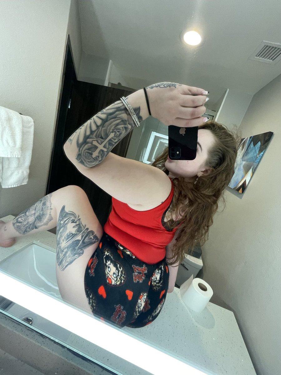 toxic_hijack's tweet photo. So glad she’s my mistress @Gingerbaabyx she super friendly and super gassy 🍑💨💨💨 https://t.co/QCi5DDxzQx