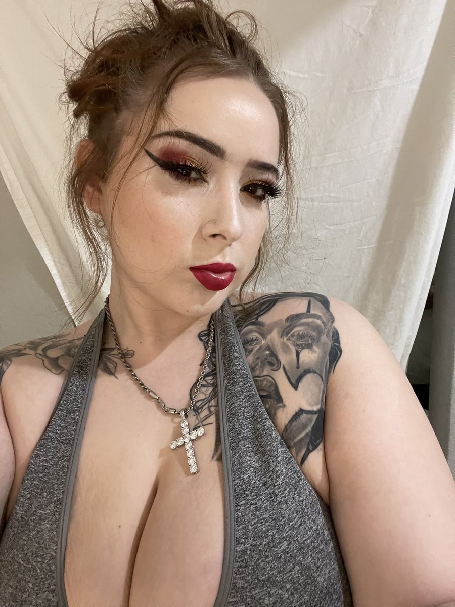 toxic_hijack's tweet photo. So glad she’s my mistress @Gingerbaabyx she super friendly and super gassy 🍑💨💨💨 https://t.co/QCi5DDxzQx