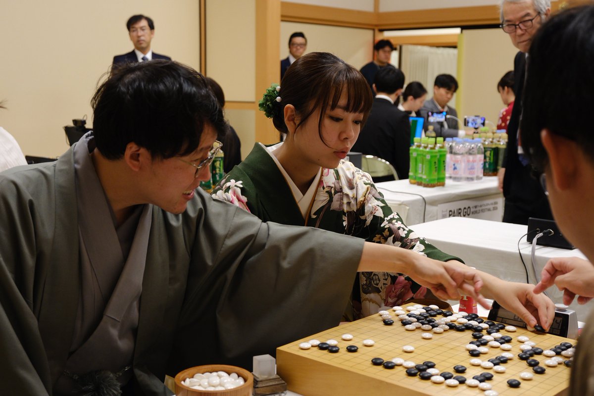 iyama_official's tweet photo. ペア碁ワールドフェスティバル2026にお越しいただいた皆様、関係者の皆様、そしてペアとして5局戦ってくれた上野愛咲美六段、ありがとうございました。

いろいろなプログラムがあり、皆様のおかげでとても盛大なイベントになったと思います。
たくさん対局してオジサン棋士はヘロヘロですが、とても良い経験になりました。

改めて皆様に感謝申し上げます。

(井山)
