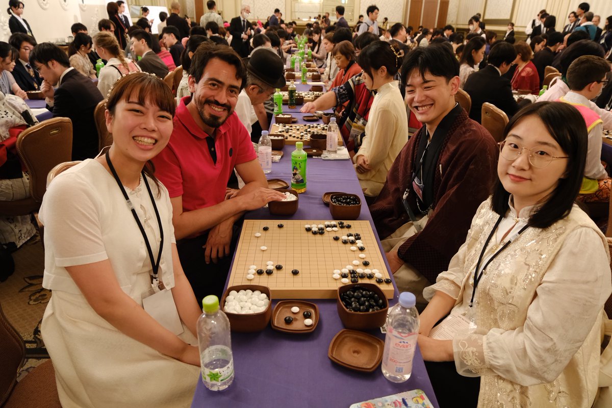 iyama_official's tweet photo. ペア碁ワールドフェスティバル2026にお越しいただいた皆様、関係者の皆様、そしてペアとして5局戦ってくれた上野愛咲美六段、ありがとうございました。

いろいろなプログラムがあり、皆様のおかげでとても盛大なイベントになったと思います。
たくさん対局してオジサン棋士はヘロヘロですが、とても良い経験になりました。

改めて皆様に感謝申し上げます。

(井山)