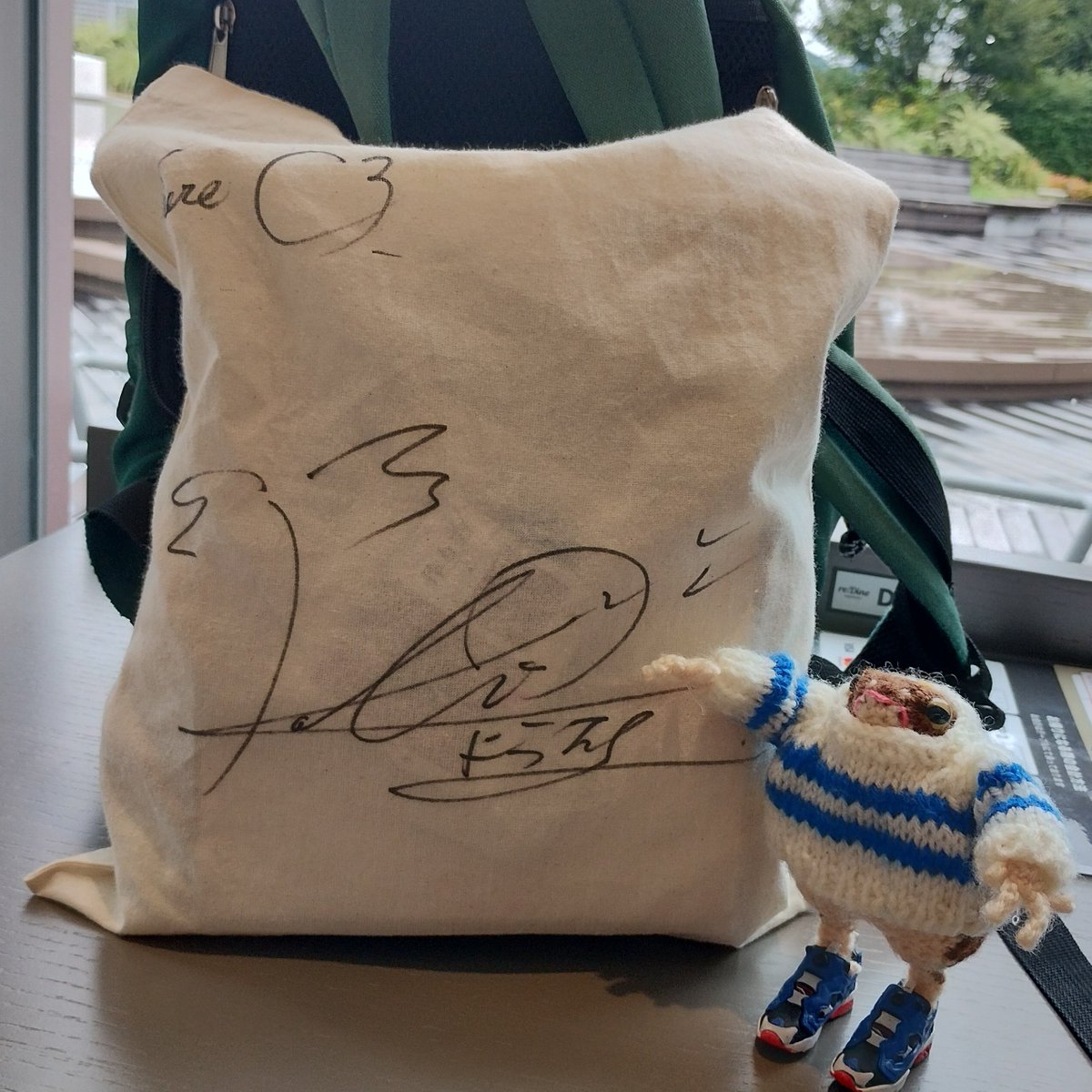 C3_Rex's tweet photo. 洋輔さんのワークショップに参加してきました。
刺繍だけで糸が無くなっちゃったので、ブローチに仕立てるのはしばらく先になりそうです（←糸はなんでも良いのでは？
完成契約書(念書？）代わりの袋と、持ってきてたトートバッグにもサイン戴いちゃいましたヾ(*´∀｀*)ﾉｷｬｯｷｬ❤
優しかったー❤ https://t.co/P8JZRBmom3