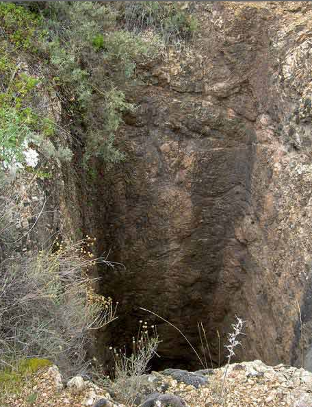 IGEAR_Aragon's tweet photo. #Geocuriosidades
⛏️ ¿Sabías que las minas del Collado de la Plata, en Albarracín (Teruel), despertaron un gran interés a finales del siglo XVIII?
En 1789 se descubrió mercurio junto al cobre, lo que llevó a la Corona a hacerse cargo de su explotación. 
💰 La inversión alcanzó unos 7 millones de reales, pero las expectativas no se cumplieron y la explotación se cerró en 1805.
💎 Hoy destacan las espectaculares muestras de malaquita de sus escombreras, testimonio de su pasado minero.
📷https://t.co/glRQJkbwqg
📷https://t.co/NhUkAnmxpO