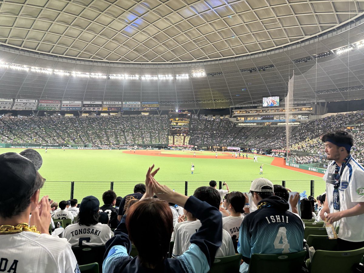 Nakkalions's tweet photo. 来た。銀丼、来年も食べられますように！
打線は東松の荒れるまっすぐ我慢よ！ https://t.co/aRzzO6Pdmh