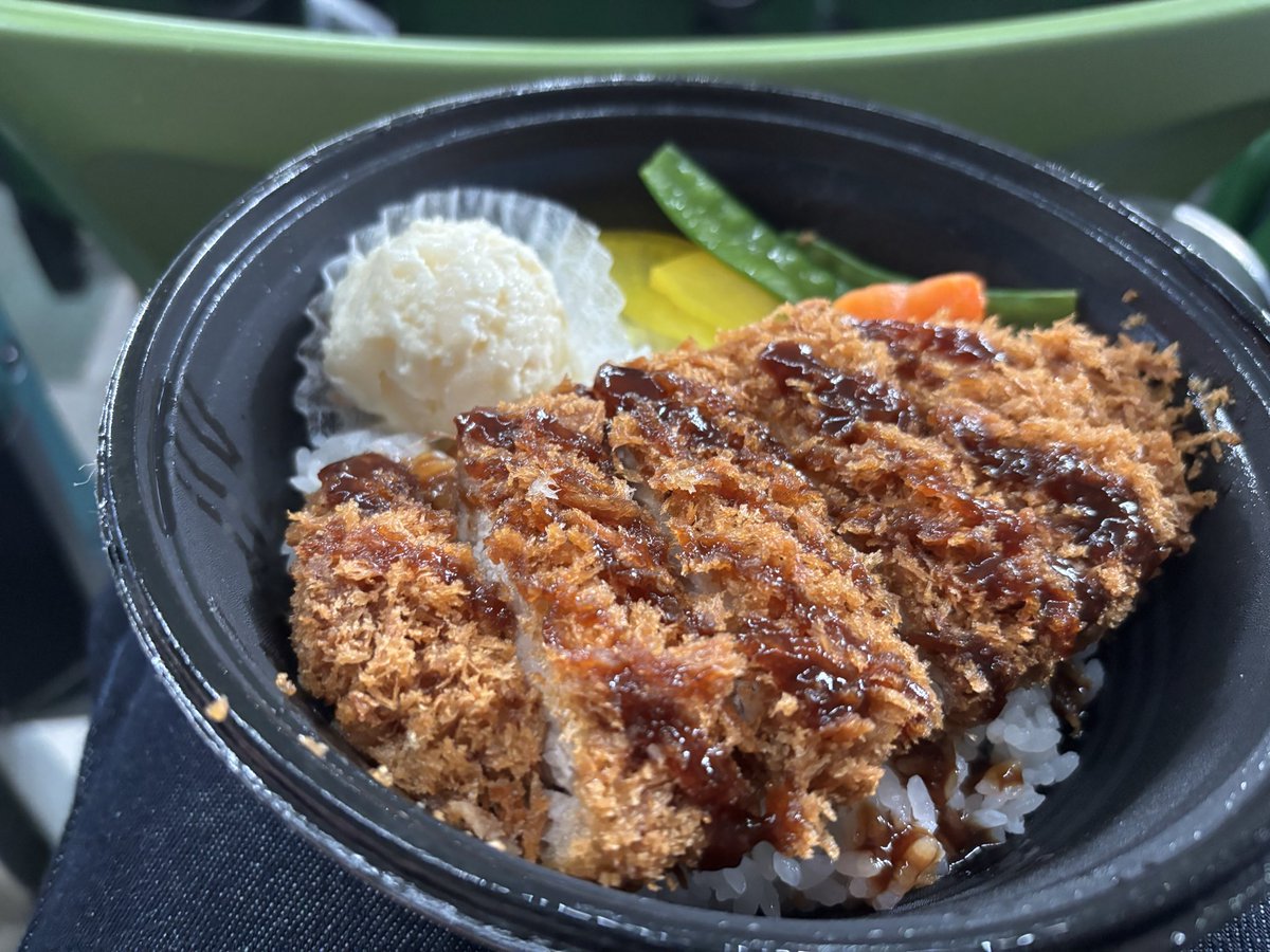 Nakkalions's tweet photo. 来た。銀丼、来年も食べられますように！
打線は東松の荒れるまっすぐ我慢よ！ https://t.co/aRzzO6Pdmh