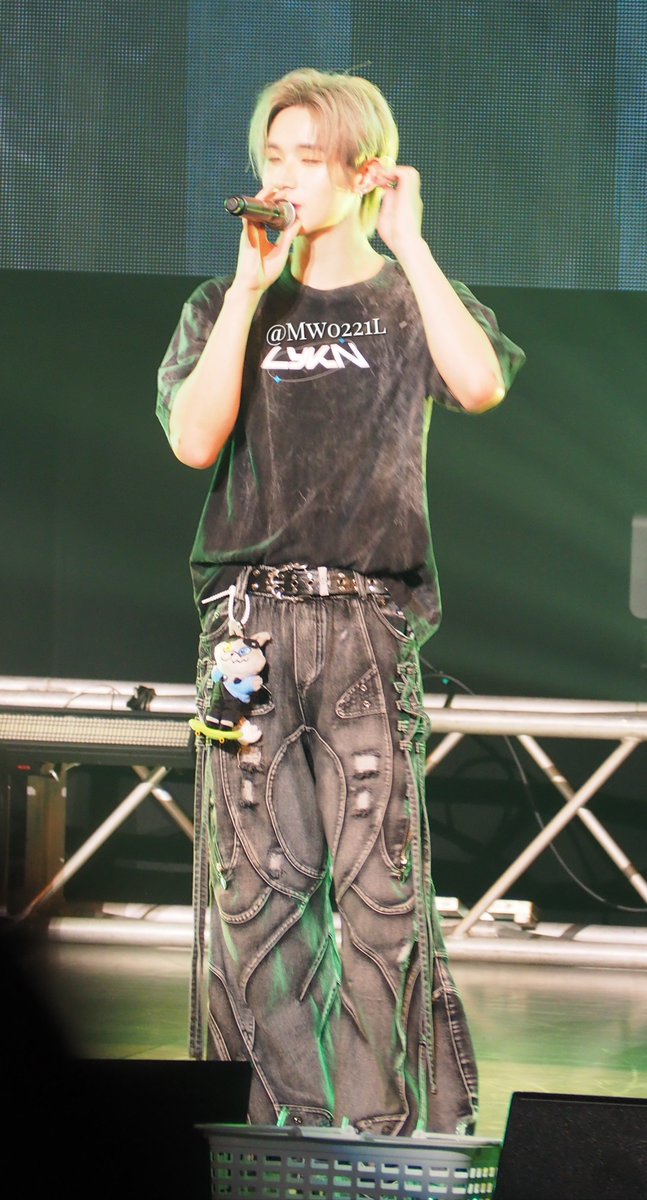 Mw0221l's tweet photo. 歌いながらイヤモニチェックするHONG君の姿も好き🥰

👇DAY1

#LYKNDuskAndDawnxOsaka
#hongshihoshi https://t.co/DnuH3AzCXh