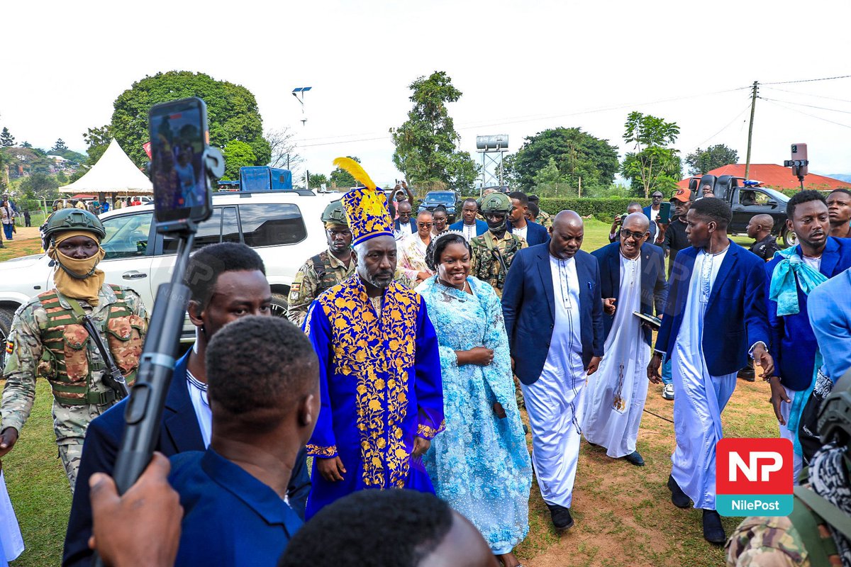 BeatFMUganda's tweet photo. Wano omukama wa Tooro Edward Rukidi Nyabongo abadde atuuka ku lutikko ya St. John’s e Fort Portal okwetaba mu kusaba okukulembera amatikkira #BeatFm https://t.co/ZbP1jVwdoS