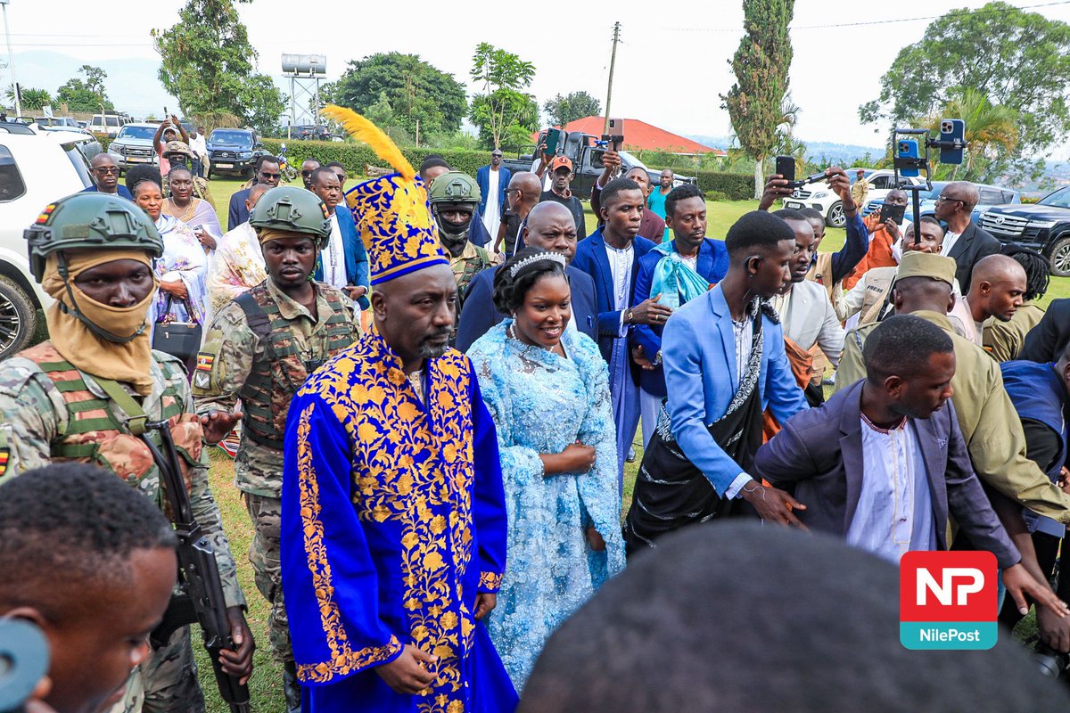 BeatFMUganda's tweet photo. Wano omukama wa Tooro Edward Rukidi Nyabongo abadde atuuka ku lutikko ya St. John’s e Fort Portal okwetaba mu kusaba okukulembera amatikkira #BeatFm https://t.co/ZbP1jVwdoS