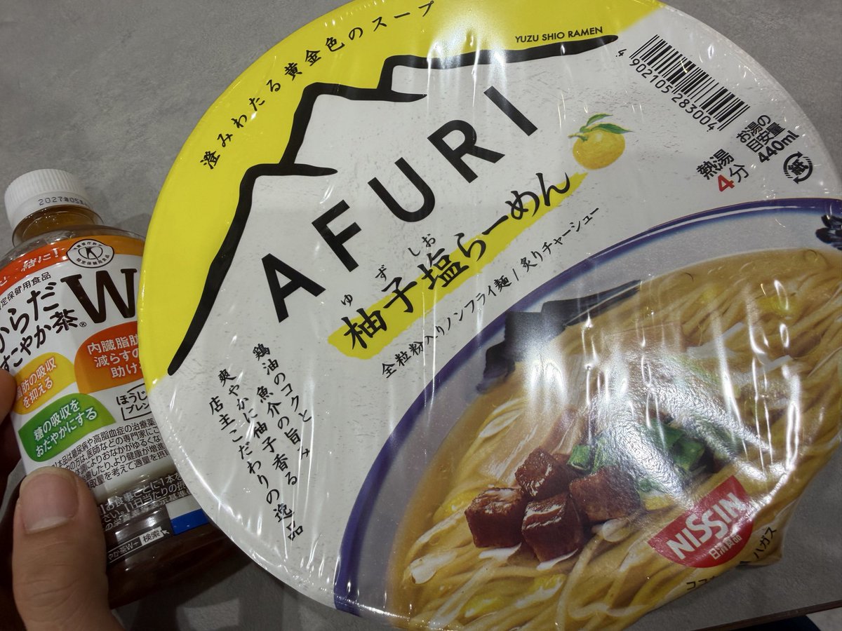 rushimaru56's tweet photo. 仕事帰りにふらっと寄ったお店で、なんとなく棚を見てたら…👀✨

「あ、これ！」ってアンテナがビビッ📡🤣

ナルパパさん（@nalupapa15）のXで気になってたやつだったので、そのままお買い上げ🍜🙌

そして横には、ささやかな健康意識も添えて…😂🌿
食べる気は満々。でも一応そこも気にしてます🤣笑

さて、今夜いくか…🌙🍜
明日まで待つか…🤔
たぶん答えは出てる気がする😂

#夜食 #仕事帰り #ちょっとだけ健康意識