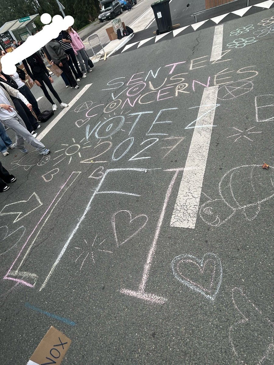 lfi_85's tweet photo. Mobilisation matinale des lycéen.nes du lycée Pierre Mendès France à La Roche-sur-Yon ! Bravo la jeunesse 💪🥳 @InsoumisJeunes https://t.co/zpAet91nSz