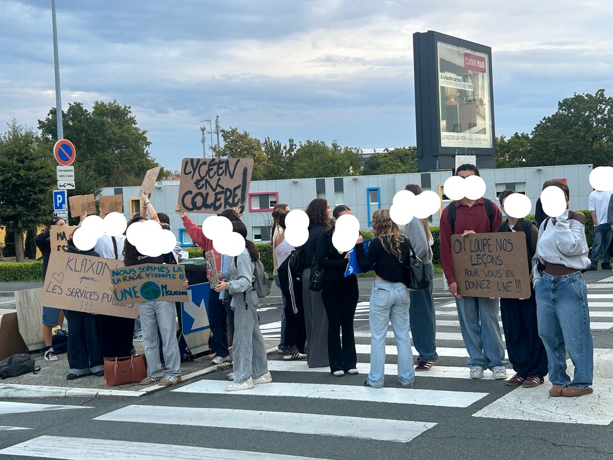 lfi_85's tweet photo. Mobilisation matinale des lycéen.nes du lycée Pierre Mendès France à La Roche-sur-Yon ! Bravo la jeunesse 💪🥳 @InsoumisJeunes https://t.co/zpAet91nSz