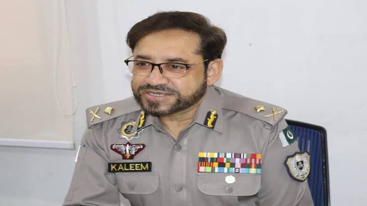 rizwanghilzai's tweet photo. قانون کو نظرانداز کرنے والے شارٹ کٹس اختیار کرنا بند کریں۔ ماورائے عدالت طریقے بظاہر سخت اور مؤثر دکھائی دے سکتے ہیں لیکن وہ ادارہ جاتی کمزوری کو ظاہر کرتے ہیں۔ جب تفتیش ناکام ہو، گواہوں کو دھمکایا جائے، استغاثہ کمزور ہو اور مقدمات ختم ہو جائیں تو اگلا آپریشن صرف اسی ناکامی کے چکر کو دوبارہ شروع کرتا ہے۔ یہ حکمت عملی نہیں بلکہ ناکامی کی ری سائیکلنگ ہے۔اب وقت آ گیا ہے کہ بندوق سے آگے بھی دیکھا جائے۔ عسکریت پسندی کو محرومی، کمزور طرزِ حکمرانی، ناانصافی، انتہا پسند بیانیے اور مواقع کی کمی غذا فراہم کرتے ہیں۔ عسکریت پسند کو ختم کر کے شکایت اور محرومی کی وجوہات کو برقرار رکھنا صرف گھڑی کو دوبارہ صفر پر لانے کے مترادف ہے۔ اسی طرح کامیابی کو صرف مارے گئے دہشت گردوں کی تعداد سے بھی نہیں ناپنا چاہیے۔ ہم سینکڑوں بلکہ بعض اوقات ہزاروں دہشت گردوں کے خاتمے کی خبریں سنتے ہیں۔ مگر ایک تکلیف دہ سوال باقی رہتا ہے: اگر دہشت گردوں کو مار دینا ہی کافی ہوتا تو دہشت گردی بار بار واپس کیوں آتی؟شہادت کے بارے میں بھی ہمیں ازسرِنو سوچنے کی ضرورت ہے۔ ہم بجا طور پر شہید ہونے والے پولیس اہلکاروں اور فوجیوں کو خراج عقیدت پیش کرتے ہیں، لیکن اچھی قیادت کا مطلب یہ بھی ہے کہ مشن کی تکمیل کے بعد اہلکاروں کو زندہ واپس لایا جائے۔ ہر بڑے حملے کے بعد بے لاگ جائزہ ہونا چاہیے: کیا ناکام ہوا، اسے کون درست کرے گا، اور کب تک کرے گا؟ اگر ہم ناکامی سے سبق نہیں سیکھتے تو ہم دراصل اس کے دوبارہ وقوع پذیر ہونے کی بنیاد رکھ رہے ہوتے ہیں۔بیرونی محفوظ پناہ گاہیں یقیناً اہم ہیں، لیکن وہ ہر چیز کی وضاحت نہیں کرتیں۔ ہمیں یہ بھی پوچھنا ہوگا کہ ملک کے اندر کیا چیز بار بار ناکام ہو رہی ہے۔ جب سول اداروں کی صلاحیت جواب دے جائے تو فوج کو کارروائی کرنا پڑتی ہے مگر آخری مقصد قانون کے دائرے میں رہتے ہوئے پولیس کی قیادت میں نظام کی بحالی ہونا چاہیے۔ 
سابق آئی جی پولیس ڈاکٹر کلیم امام کا انڈیپینڈنٹ اردو میں کالم