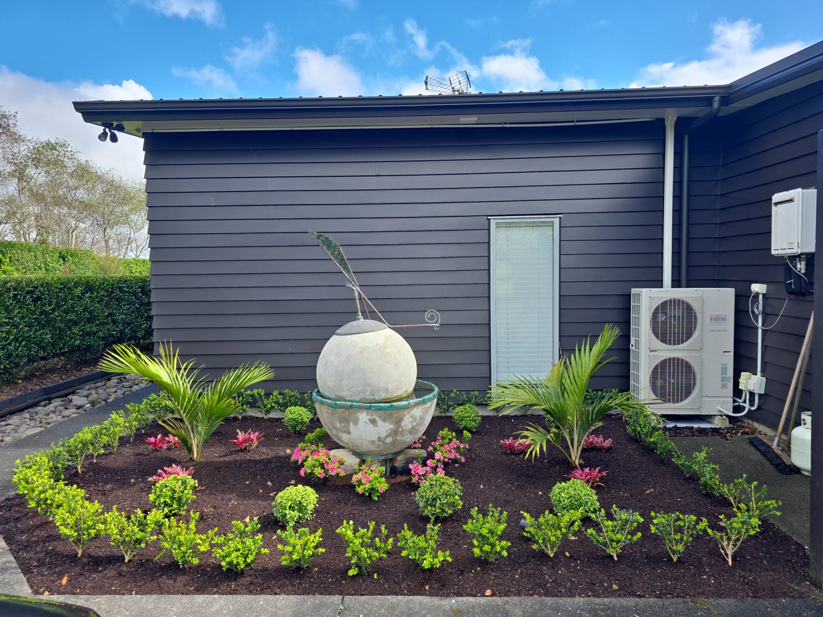 jayvanlent's tweet photo. Bring her back to life 😎✂️
#gardening #gardens #landscape #nz https://t.co/tDwF954rwL