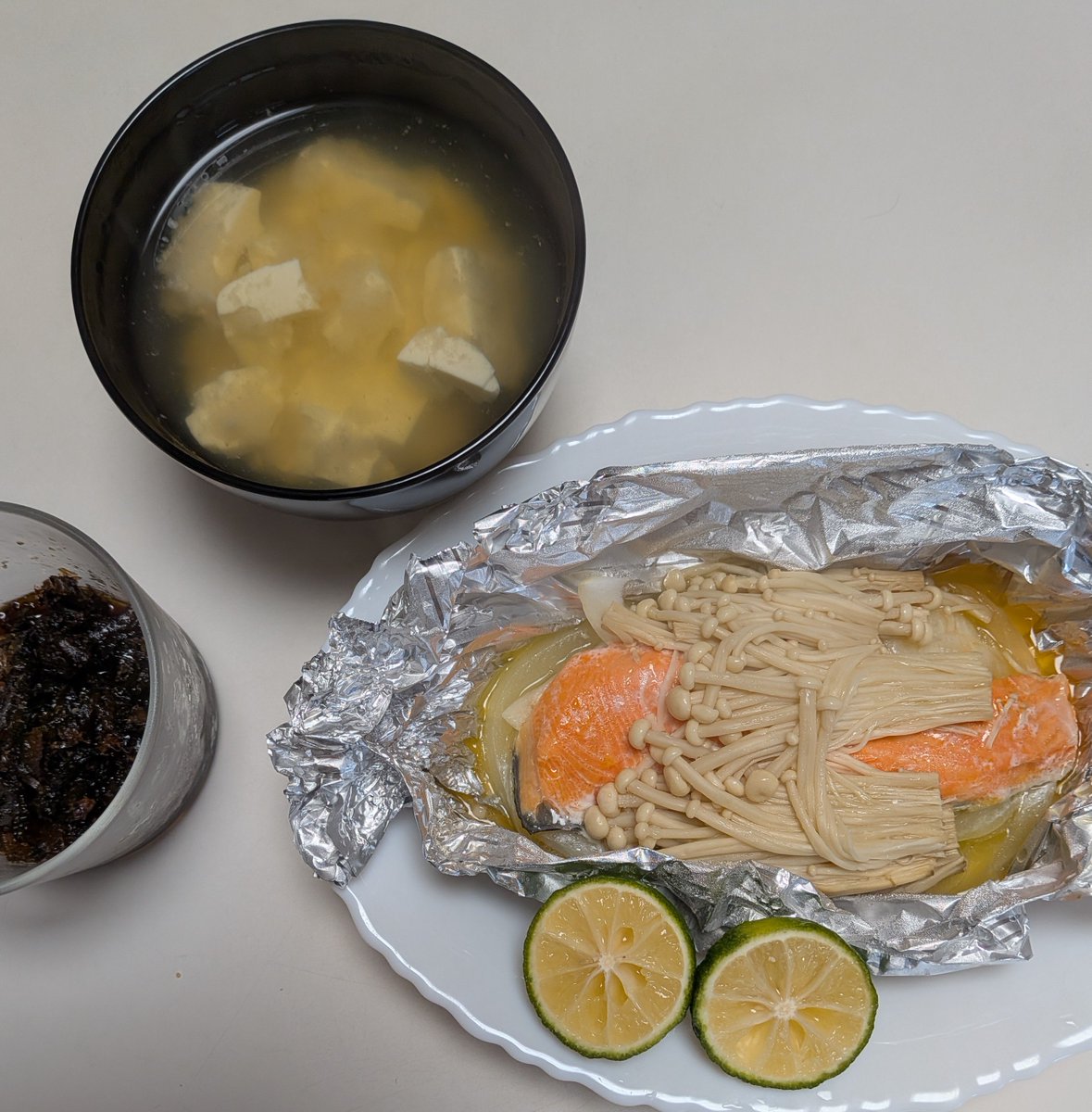 hiroundertree's tweet photo. 今日の晩ご飯😋🍴

鮭のホイル焼き
お豆腐のお味噌汁
ゴーヤの佃煮

秋ですね！段々と温かいものが
美味しい(*´～｀*)ŧ‹"ŧ‹"ŧ‹"季節になって
来ました(o^^o)
鮭美味しい( ꈍᴗꈍ) https://t.co/PMEU7W4Wo4