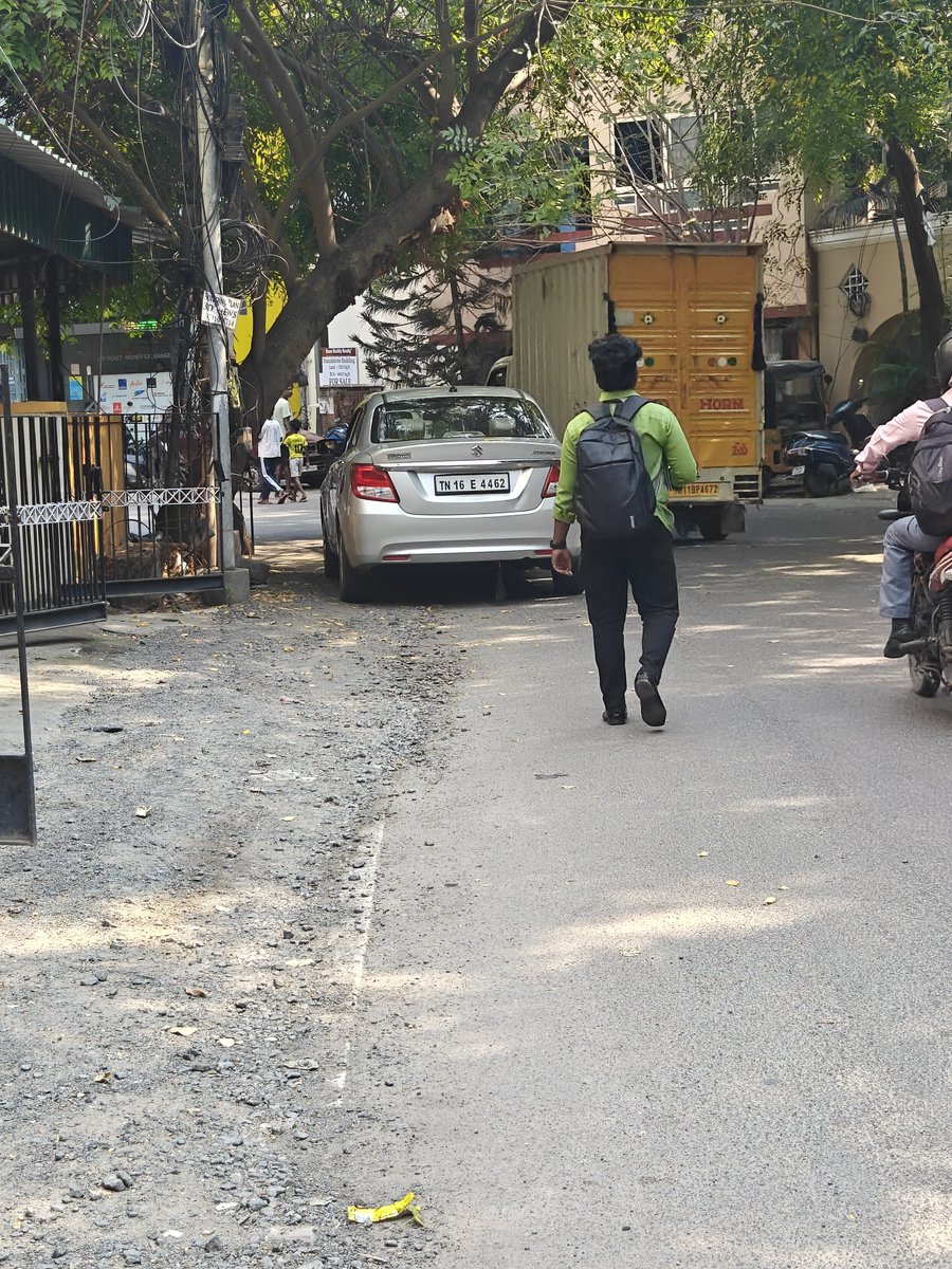 ebtweets22's tweet photo. Hi @ChennaiTraffic, 

Rightly parked at the turning point in the road paving way to accident. Pls take necessary action https://t.co/uVny22v5su