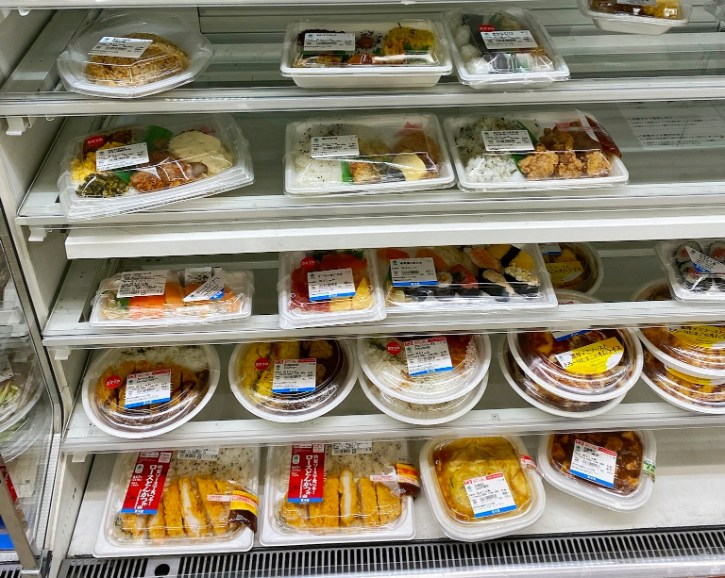 BonsaiPrism's tweet photo. 🌸JP Longevity Tip:  Don't eat the convenience store bento box meals sold at Japanese stores (e.g. Lawson, FamilyMart). These are loaded with preservatives and sodium (and microplastics), and offer few phytonutrients or real dietary fiber.  It's cheap for a reason🤔 https://t.co/4V21sZJRWE