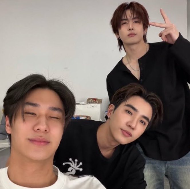 prthxsnt's tweet photo. my favs, they’re so precious to me :( they literally look like family TT🤏🏻 https://t.co/RWl1DcpcAJ
