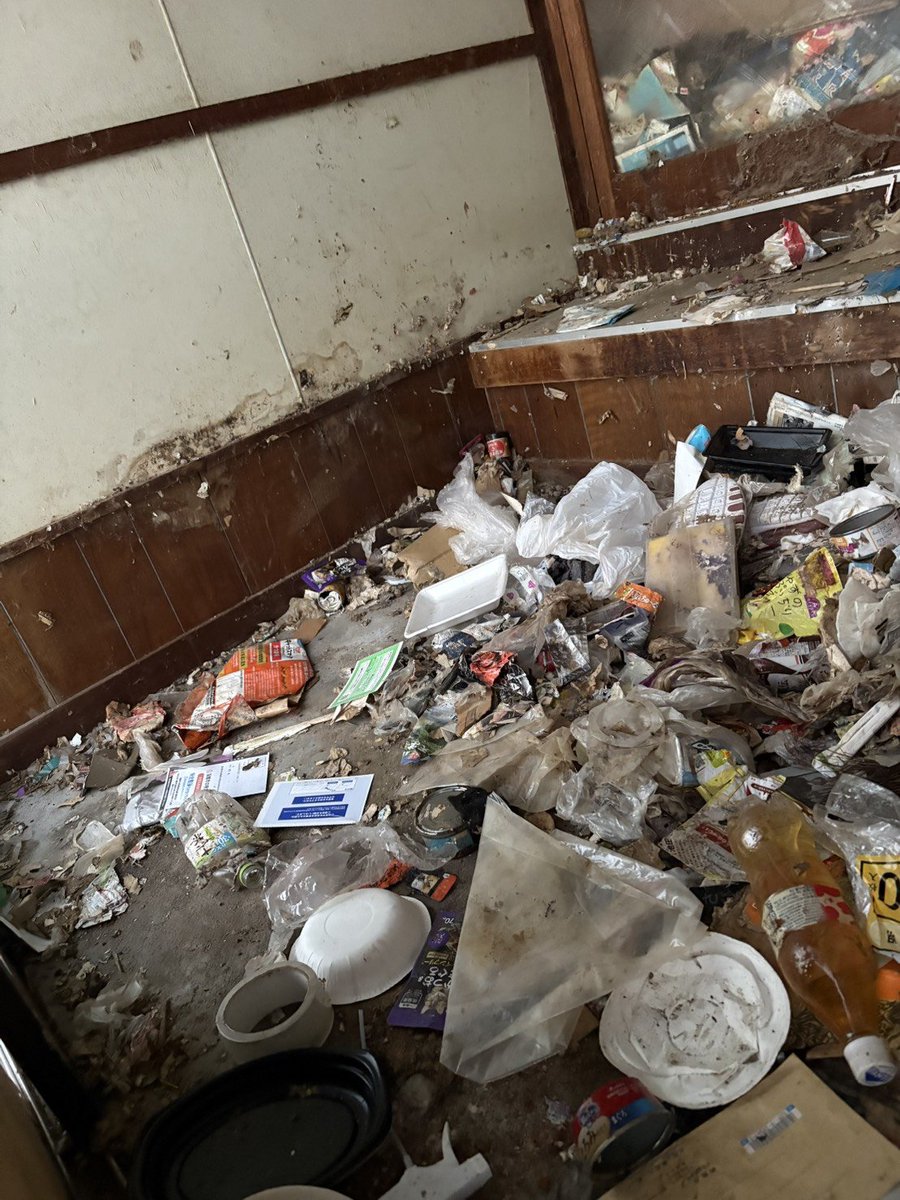 Gomez0728's tweet photo. 市役所の近くの長屋なんだが、猫が虐待されてる
愛護センターに問い合わせたとこれで人が住んでて飼ってると
確かに中からゴトゴト音はしてたけども…
これで飼育下といえる？
子猫(大人猫も)とかもう動けなくてぐったりしてるんだけど！？
どうにかならないの?
#動物虐待 #飼育崩壊@nyantomo_net https://t.co/jQj3aw1XFX