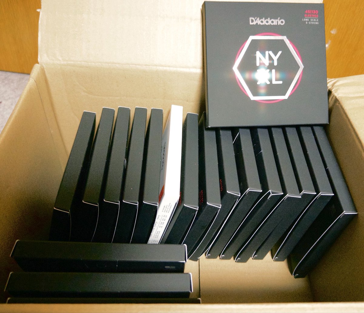 famifamimario's tweet photo. DADDARIO ( ダダリオ )  NYXLを大量購入しました！
これで新品の音でライブをたくさんできますー！ https://t.co/2iCi38vQr9