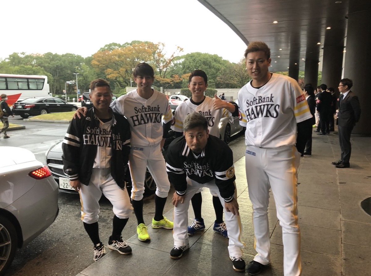 shuhei_37's tweet photo. 晃、19年間お疲れさま！

雁ノ巣や西戸崎でずっと一緒に練習してきたな！
野球でもプライベートでも、本当にたくさんの思い出があるね🤭

晃は本当に芯が強い。
そして、よく笑う😁
そんな晃が大好きやで😏

これからもお互い頑張ろうな💪

またゆっくりワイン飲もう🍷

See you down the road🔥 https://t.co/ELNaHNWaPY