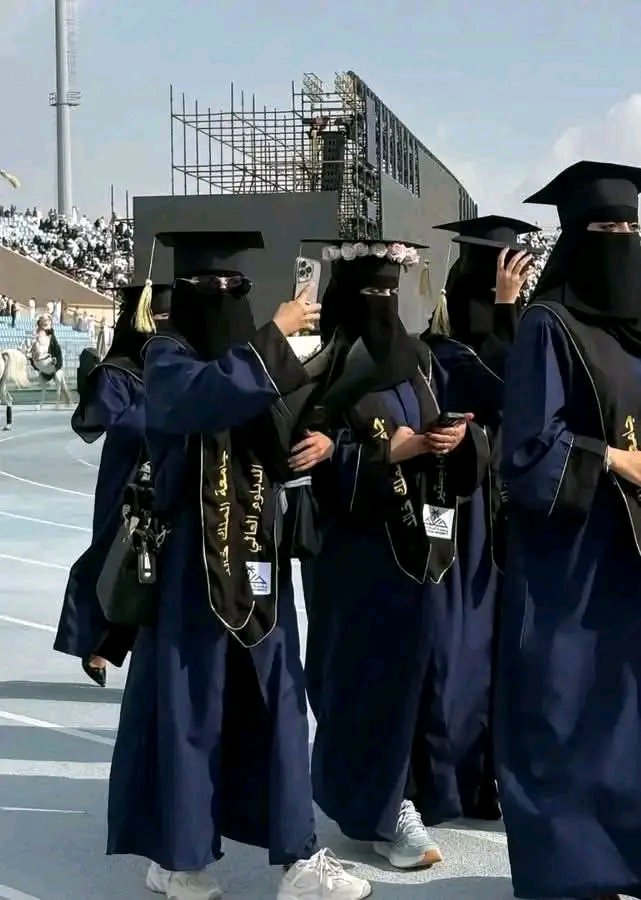 Affash_Girl's tweet photo. يفسدون الفتيات ثم يبحثون عن زوجات صالحات 
نصفك الثاني سيكون بنفس أخلاقك 
الشااب الذي يقول لا أتزوج فتاة كنت أكلمها 
أقول لك : ستتزوج فتاة كان غيرك يكلمها 
الرجولة أن تتذكر عرضك قبل أن تخدع أنثى 
من حفر حفرة لفتاة وقعت أخته فيها 
قبل ان تفسد فتاة تذكر :
أن لها أب وستصبح أنت أب ، ولها أخ ولك أخت 
وسيكون لها زوجاً وستكون زوجاً 
فلا تفسدها وتدير ظهرك بعد ان تلاعبت بمشاعرها 
اعلم ان لك أم وأخت وزوجة وبنت 
فا الذي لا ترضاه على أهلك لا ترضاه على بنات الناس 
فلا تتلاعب بفتاة انحنى ظهر أبيها لتصل إلى ماهي عليه 
فتهدم ما بناه فسيكون لك بناء يهدمه أحدهم ذات يوم ..!"
فليكن خوفك على بنات الناس  كخوفك على أختك..
واتقوا يوما ترجعون فيه الى الله❣️