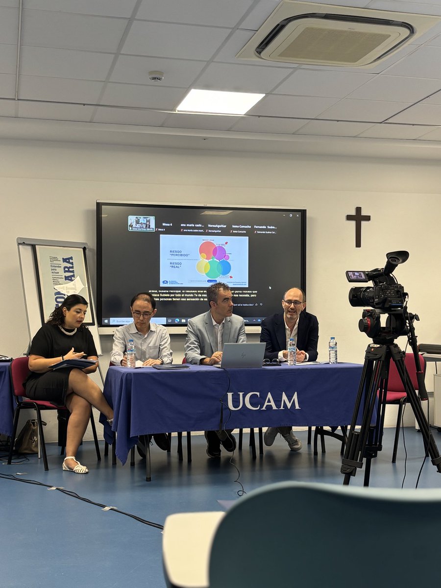 Comclara_'s tweet photo. Iniciamos la jornada de hoy con la mesa redonda sobre 🚨Comunicación clara en situaciones de emergencia 📢 

Con Ignacio Rosell, Toshiyuki Watanabe de Países Bajos y José Manuel Noguera como moderador. 

#comclara2026 #periodismo #comunicación #ucammurcia #fundaciónséneca https://t.co/yPQLJSrAa6