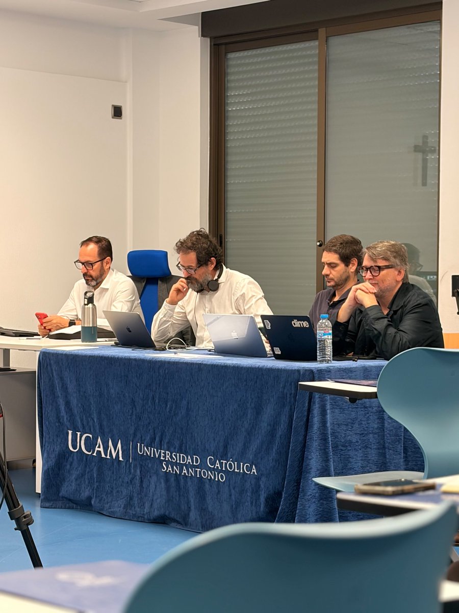 Comclara_'s tweet photo. Iniciamos la jornada de hoy con la mesa redonda sobre 🚨Comunicación clara en situaciones de emergencia 📢 

Con Ignacio Rosell, Toshiyuki Watanabe de Países Bajos y José Manuel Noguera como moderador. 

#comclara2026 #periodismo #comunicación #ucammurcia #fundaciónséneca https://t.co/yPQLJSrAa6