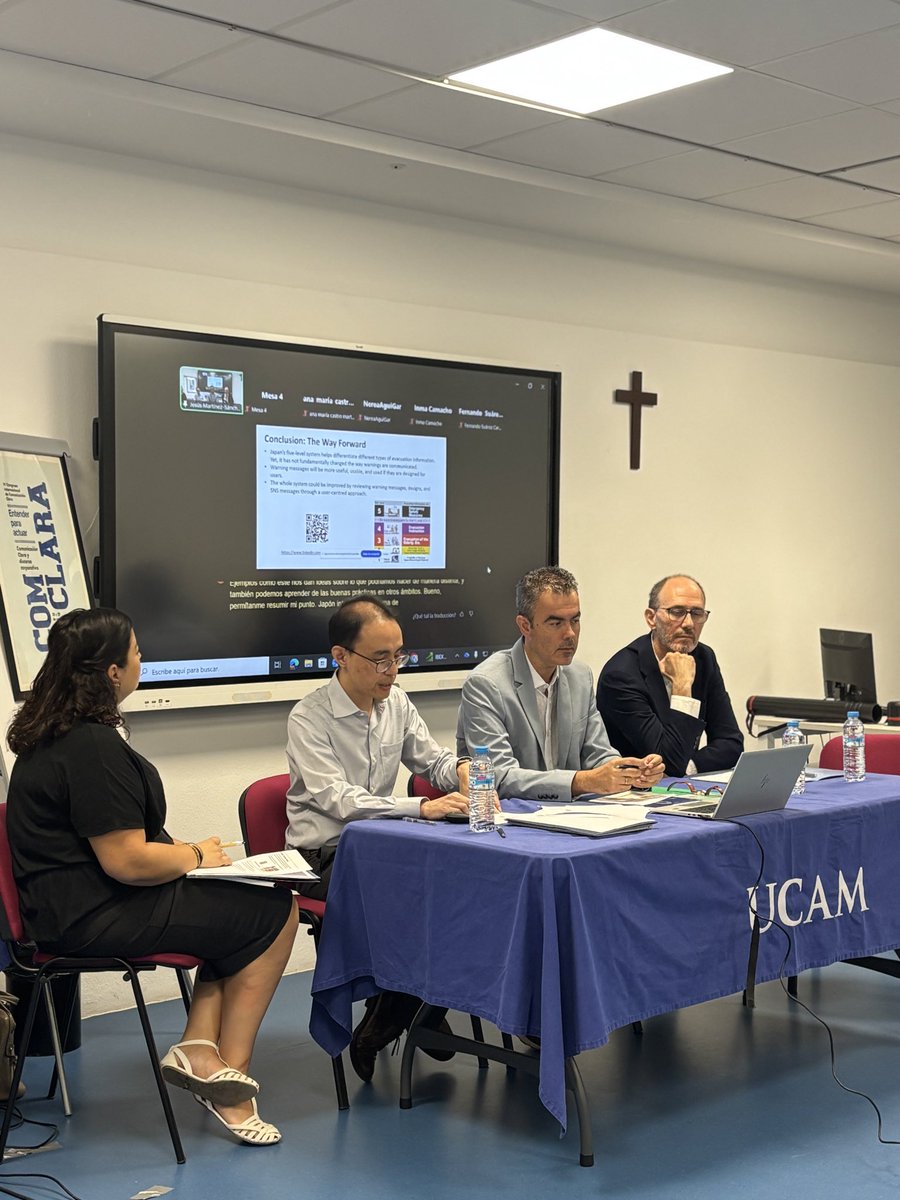 Comclara_'s tweet photo. Iniciamos la jornada de hoy con la mesa redonda sobre 🚨Comunicación clara en situaciones de emergencia 📢 

Con Ignacio Rosell, Toshiyuki Watanabe de Países Bajos y José Manuel Noguera como moderador. 

#comclara2026 #periodismo #comunicación #ucammurcia #fundaciónséneca https://t.co/yPQLJSrAa6