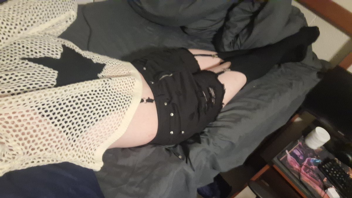 matty_femme's tweet photo. waiting for you or something...
#femboy #tummy #nsfwtwt #twink https://t.co/LAr7wgGIVt