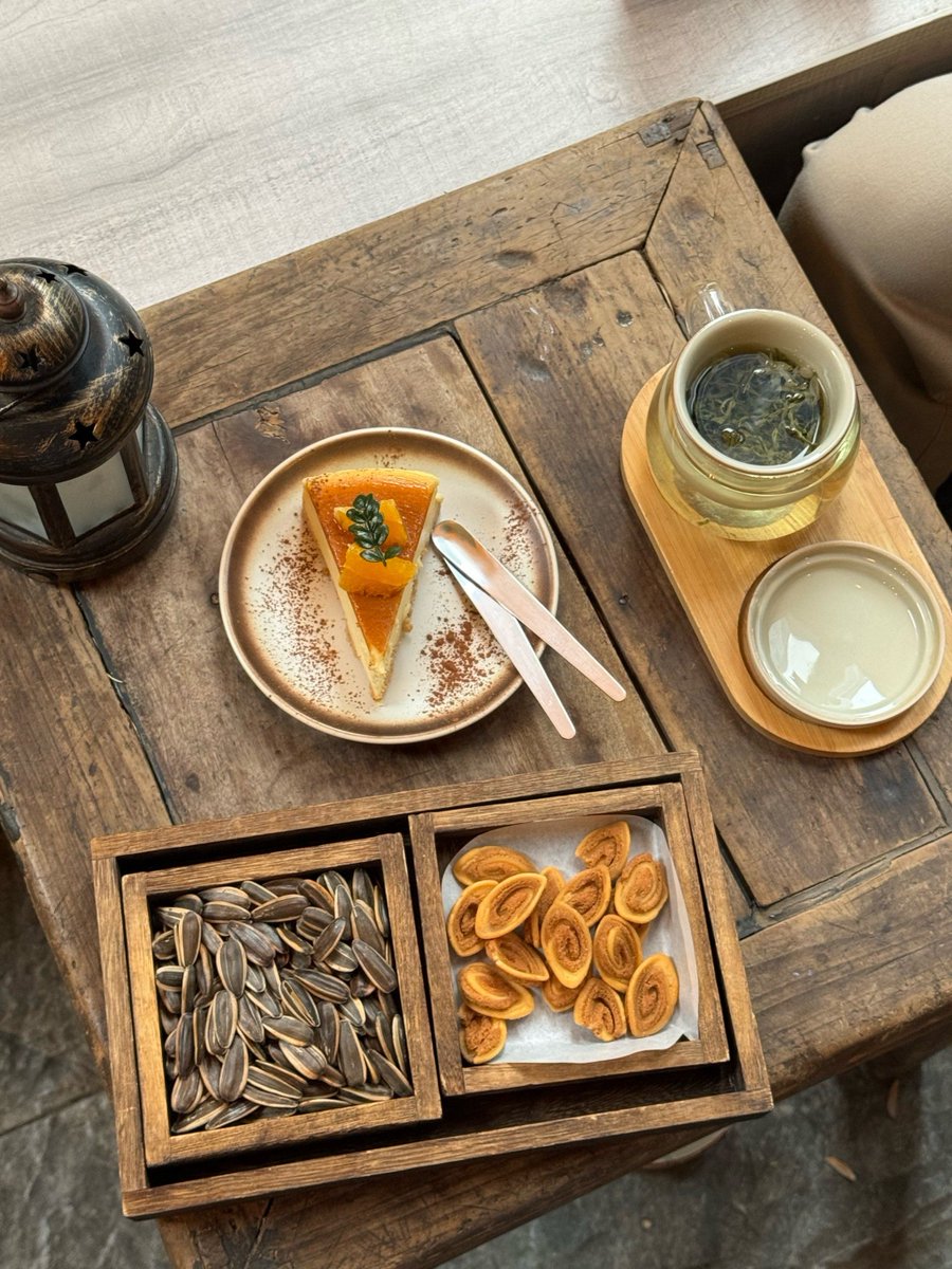 d_ensent_957's tweet photo. [Life’s tiny dramas, salt on a old wooden table, a wooden rice mortar, a carved wooden pestle, and the quiet beauty of small moments.]， https://t.co/so3Xjuzg1O