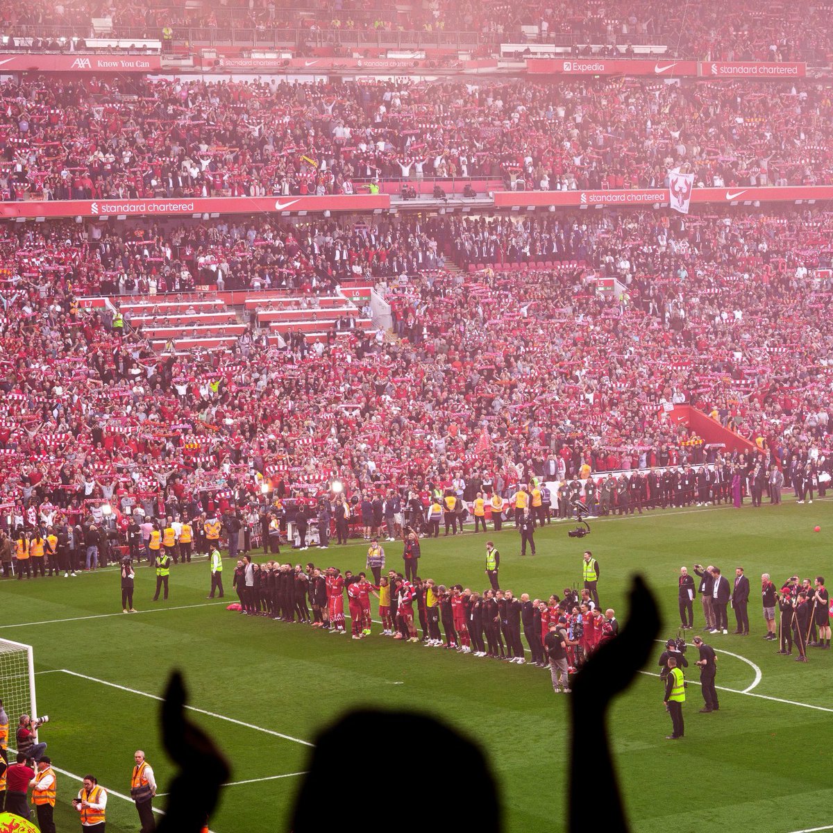 abu_osama_LFC's tweet photo. فان دايك عن ذكرى تثير القشعريرة |

"الفوز بالدوري الإنجليزي الممتاز في المباراة ضد توتنهام. أتذكر أنني قلت في الأسبوع الذي سبق المباراة إنني أريد من الجميع ارتداء اللون الأحمر في الملعب. أعتقد أن ملعب 'أنفيلد' لم يبدُ يوماً بمظهر رائع كما كان عليه في ذلك اليوم؛ لقد كان مشهداً مذهلاً ومتألقاً."

"في ذلك اليوم، غمرتني المشاعر وذرفت الدموع. كان الوقوف هناك وغناء 'لن تسير وحدك أبداً' أمام مدرج 'الكوب' أمراً مميزاً للغاية. كان شعوراً مذهلاً."#LFC
