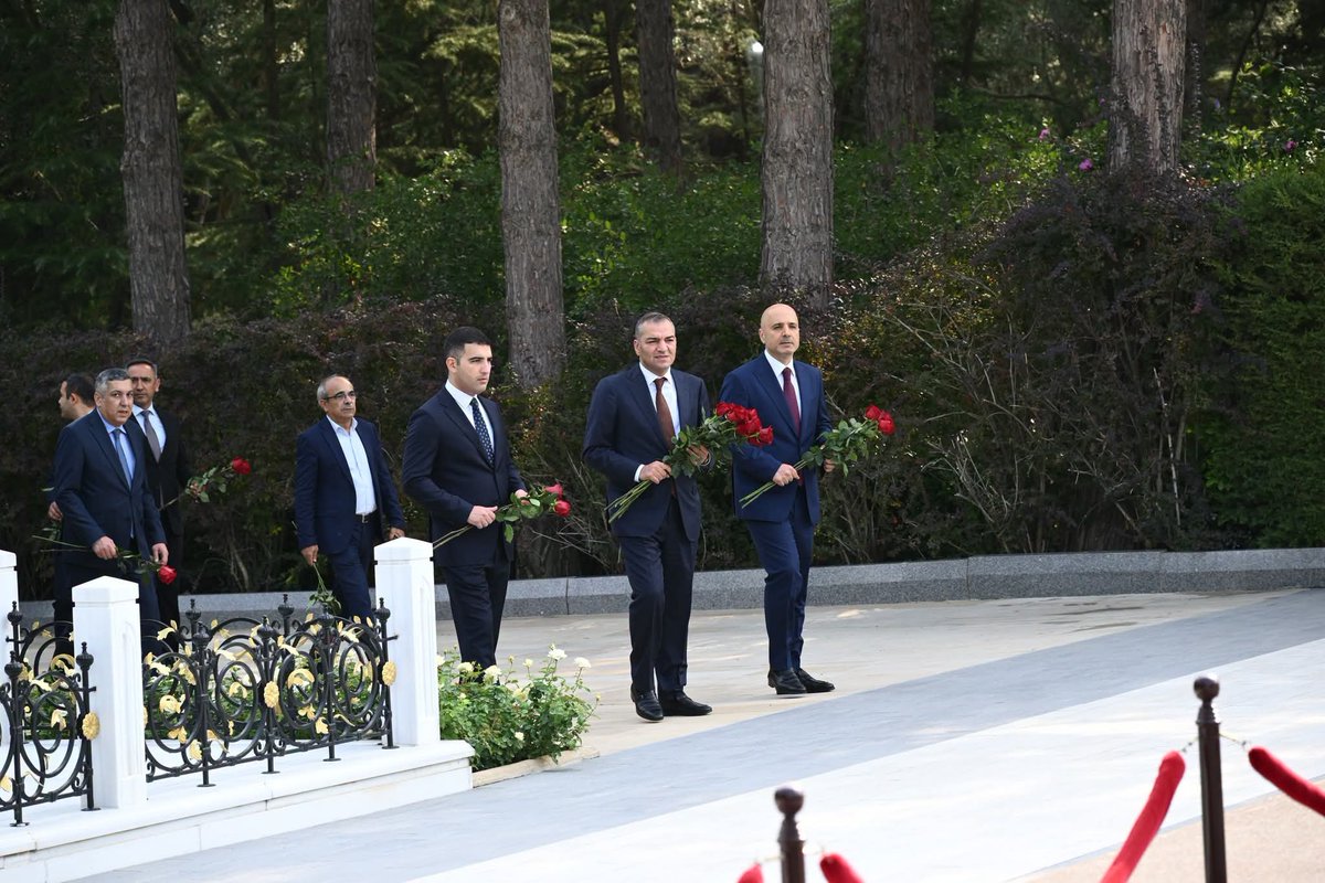 ataa_aze's tweet photo. 29 sentyabr - Turizm işçilərinin peşə bayramı ilə əlaqədar   DTA rəhbərliyi və kollektivi, tabe qurumların əməkdaşları,ATAA üzvləri və turizm sənayesi nümayəndələri tərəfindən Ümummilli lider Heydər Əliyevin məzarı ziyarət edilərək onun əziz xatirəsi dərin hörmətlə yad edilib. https://t.co/6qqHPC0q6D