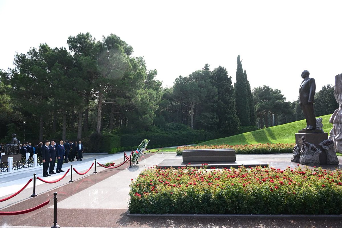 ataa_aze's tweet photo. 29 sentyabr - Turizm işçilərinin peşə bayramı ilə əlaqədar   DTA rəhbərliyi və kollektivi, tabe qurumların əməkdaşları,ATAA üzvləri və turizm sənayesi nümayəndələri tərəfindən Ümummilli lider Heydər Əliyevin məzarı ziyarət edilərək onun əziz xatirəsi dərin hörmətlə yad edilib. https://t.co/6qqHPC0q6D