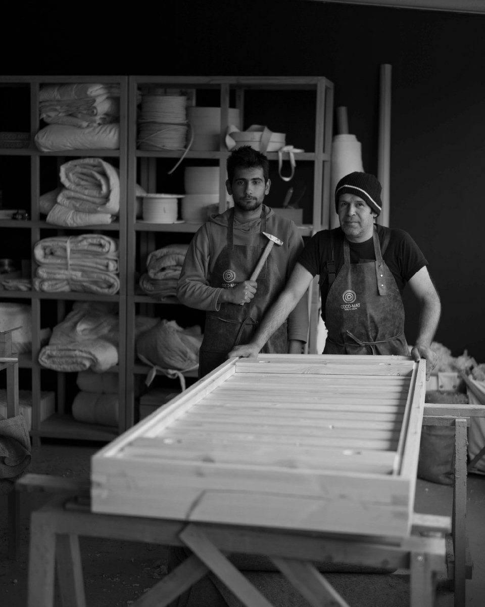 CocoMat16's tweet photo. 【Handcrafted①】
COCO-MATのベッドには職人の情熱が詰まっています 🔨 天然ラテックスやココナッツ、サボテン繊維など厳選した自然素材を手作業で重ね合わせ、究極の寝心地を追求。自然が生む極上の弾力を日比谷OKUROJIで体感してみませんか? 🥥🌵
#cocomat
#ハンドメイドクラフト
#日比谷okuroji https://t.co/Fk8SMZLFlA