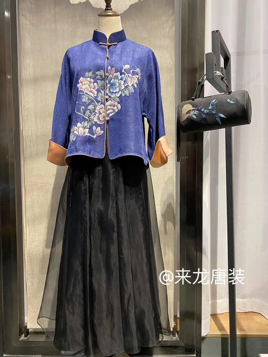 randybrow_533's tweet photo. Today I tried a cool traditional Chinese "tui gua" outfit with a Cai-style Qin embroidery detail at the heritage fair, super eye-catching! https://t.co/ZC52x6kEER