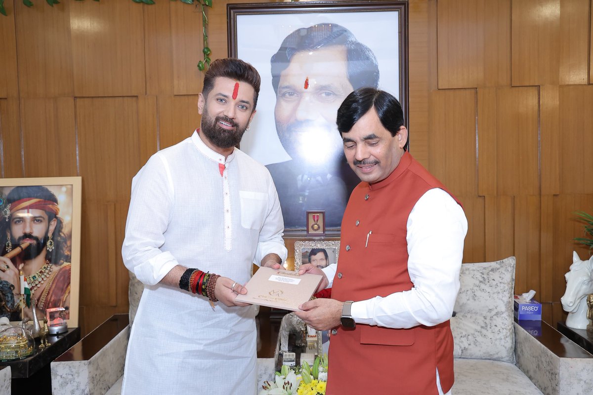 mrvikuind's tweet photo. कोई दोगलापन का अवार्ड होता तो उसपर पहला अधिकार इनका ही होता
कल तक बीजेपी सरकार की बुराई कर रहे थे आज फोटो खिंचवा रहे है
इनके हिसाब से हम लोग पागल है😂 https://t.co/pSns8fIHed
