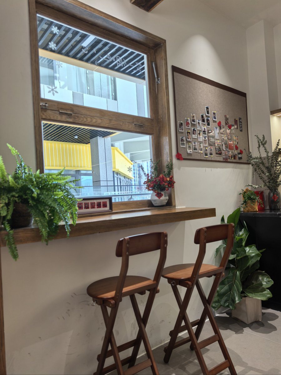 NoraMcfarlba's tweet photo. Just had the most immersive morning coffee at this tiny new café—hand-poured brew + the coziest corner nook Game changer for my work grind. https://t.co/XcPAalqa1x