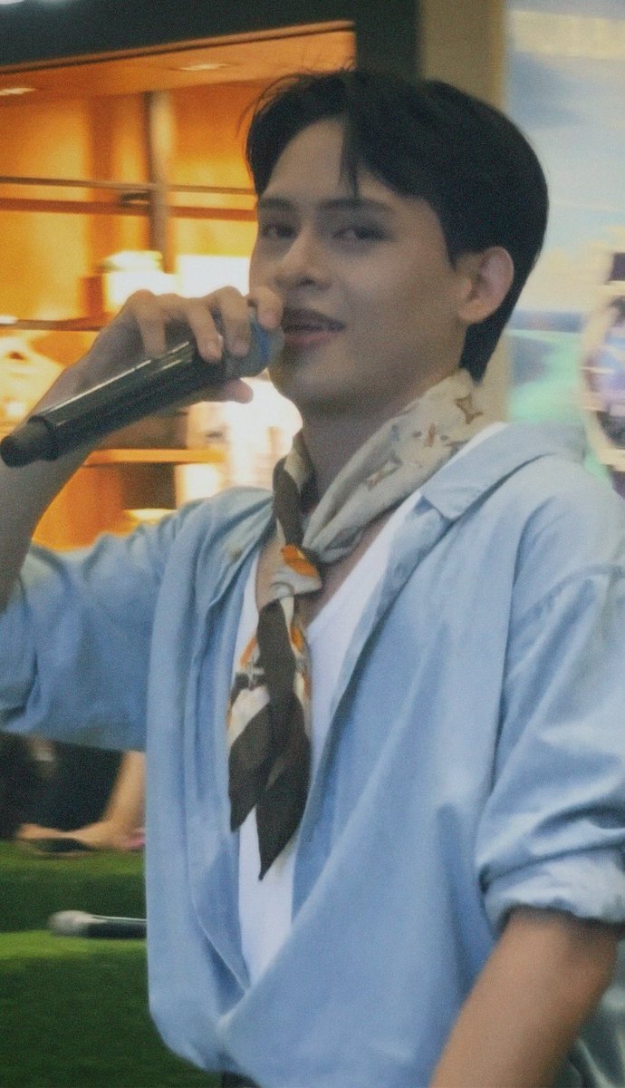 sofiyaxxxx's tweet photo. for the past 2 months of their busking series, i really appreciate and admire Mark’s courage to slowly step out of his comfort zone by having more ments and having short interviews & random interactions with some fans +++ lagi niya tayong kinakamusta huhu and he uses “po/opo” which is very respectful of him huhu 🥹🤚

tbh, he was really very intimidating back then, but now that he’s slowly showing a different side of himself—more interactive and makulit?!—it is really endearing to see him all smiles & filled with more confidence hehe ♥️