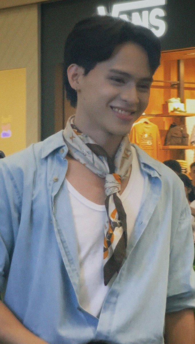 sofiyaxxxx's tweet photo. for the past 2 months of their busking series, i really appreciate and admire Mark’s courage to slowly step out of his comfort zone by having more ments and having short interviews & random interactions with some fans +++ lagi niya tayong kinakamusta huhu and he uses “po/opo” which is very respectful of him huhu 🥹🤚

tbh, he was really very intimidating back then, but now that he’s slowly showing a different side of himself—more interactive and makulit?!—it is really endearing to see him all smiles & filled with more confidence hehe ♥️