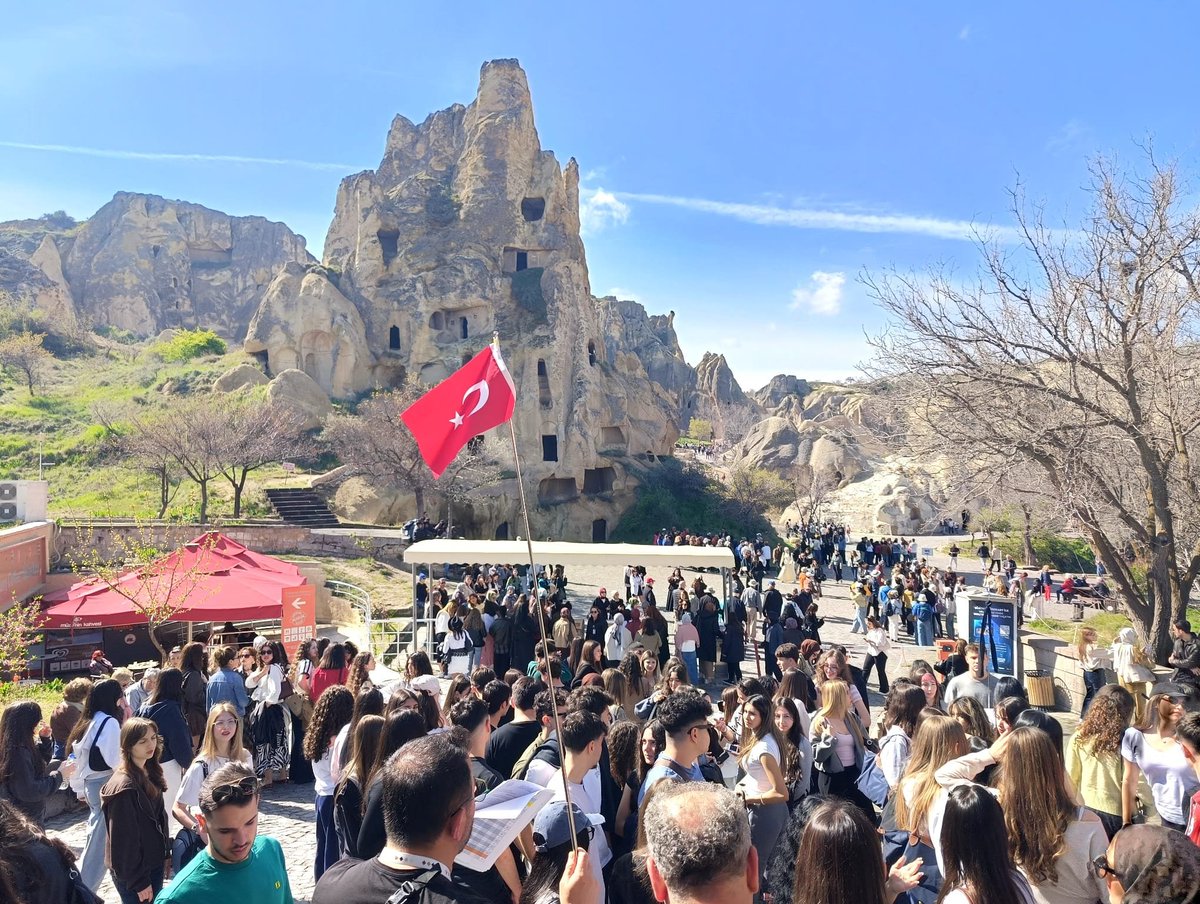 MehmetNuriErsoy's tweet photo. Müze ve örenyerlerimizde ziyaretçi ve gelir rekoru! 🇹🇷

2025 yılında müze ve örenyerlerimizde 34 milyon 836 bin 7 ziyaretçiyi ağırlayarak bugüne kadarki en yüksek ziyaretçi sayısına ulaştık. Aynı dönemde 7,3 milyar TL’yi aşan gelirle yeni bir rekora daha imza attık.

Efes’ten Hierapolis’e, Göreme’den Galata Kulesi’ne uzanan eşsiz kültürel mirasımıza gösterilen bu büyük ilgi; yürüttüğümüz çalışmaların ve kültür turizmindeki yükselişimizin en güçlü göstergesi.

Türkiye’nin tarihini korumaya, yaşatmaya ve dünyayla buluşturmaya devam edeceğiz.