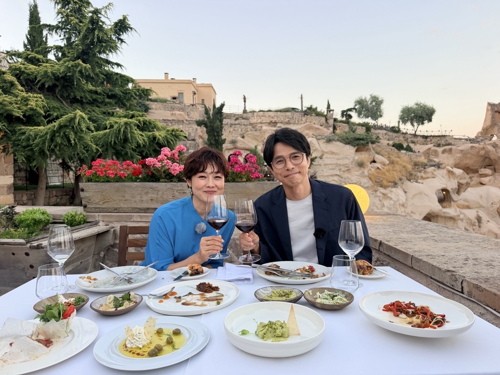 oricon's tweet photo. 【📺今夜20時15分】有働由美子&井ノ原快彦
『有働イノッチの探険！世界遺産』
 
世界自然遺産のスゴさを
体感する旅を繰り広げる特別番組✨
https://t.co/YRqXcjUf08
 
日本からおよそ9000キロ
トルコ中央部に広がるカッパドキアを冒険💓
 
👤MC：有働由美子、井ノ原快彦
👥ゲスト：平愛梨、柳澤秀夫
🗣️ナレーション：羽田美智子