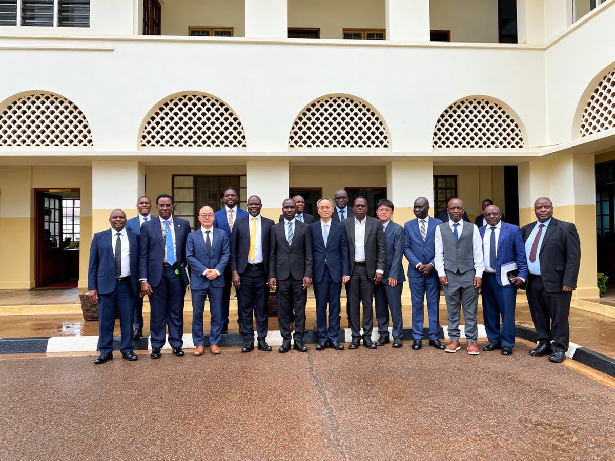 MoWT_Uganda's tweet photo. Earlier today ,We hosted H.E. Ambassador Lee Sangho of the Republic of Korea for a courtesy meeting with the Ministry leadership.

The meeting, hosted by @HonByamukama  alongside State Minister for works and Transport (Transport)Hon. Julius Maganda Wandera  and @HonSirajAli focused on strengthening Uganda Korea cooperation, including funding support from the Korean Exim Bank and other areas of mutual interest in the works and transport sector.