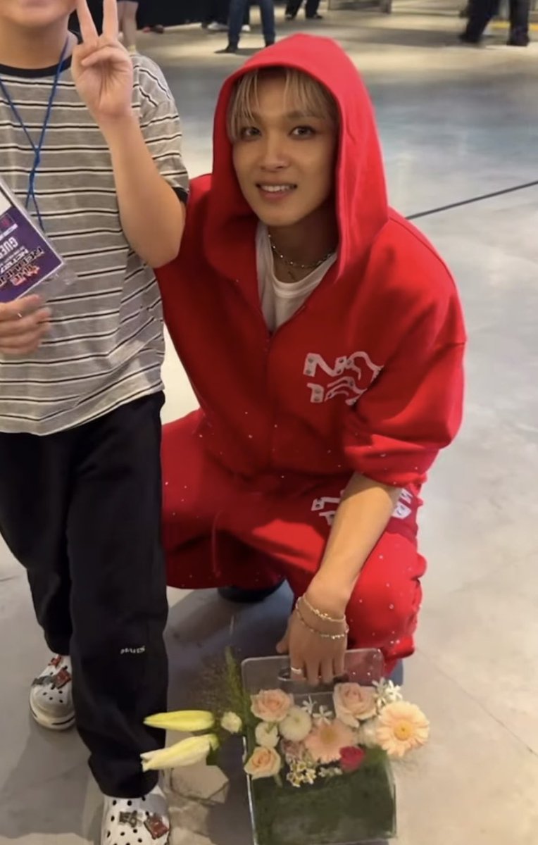 mybelovesun's tweet photo. THE REDLINE backstage guest with haechan ❤️ https://t.co/RGqwh5DJrL