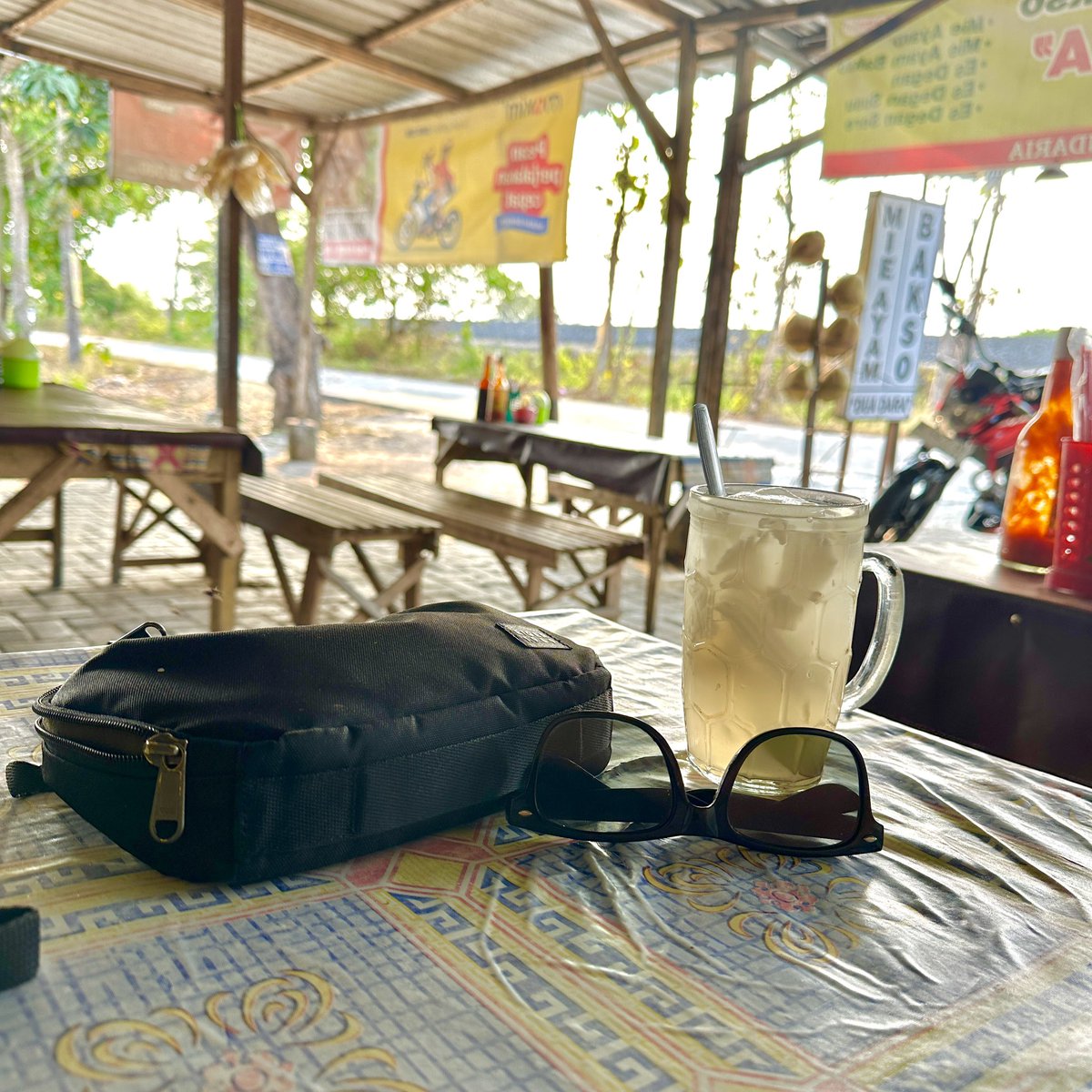 heyradit_ae's tweet photo. Panas banget, silau dimata sampe bikin ngantuk😌, melipir sejenak😋 https://t.co/f2hzQDF6wp