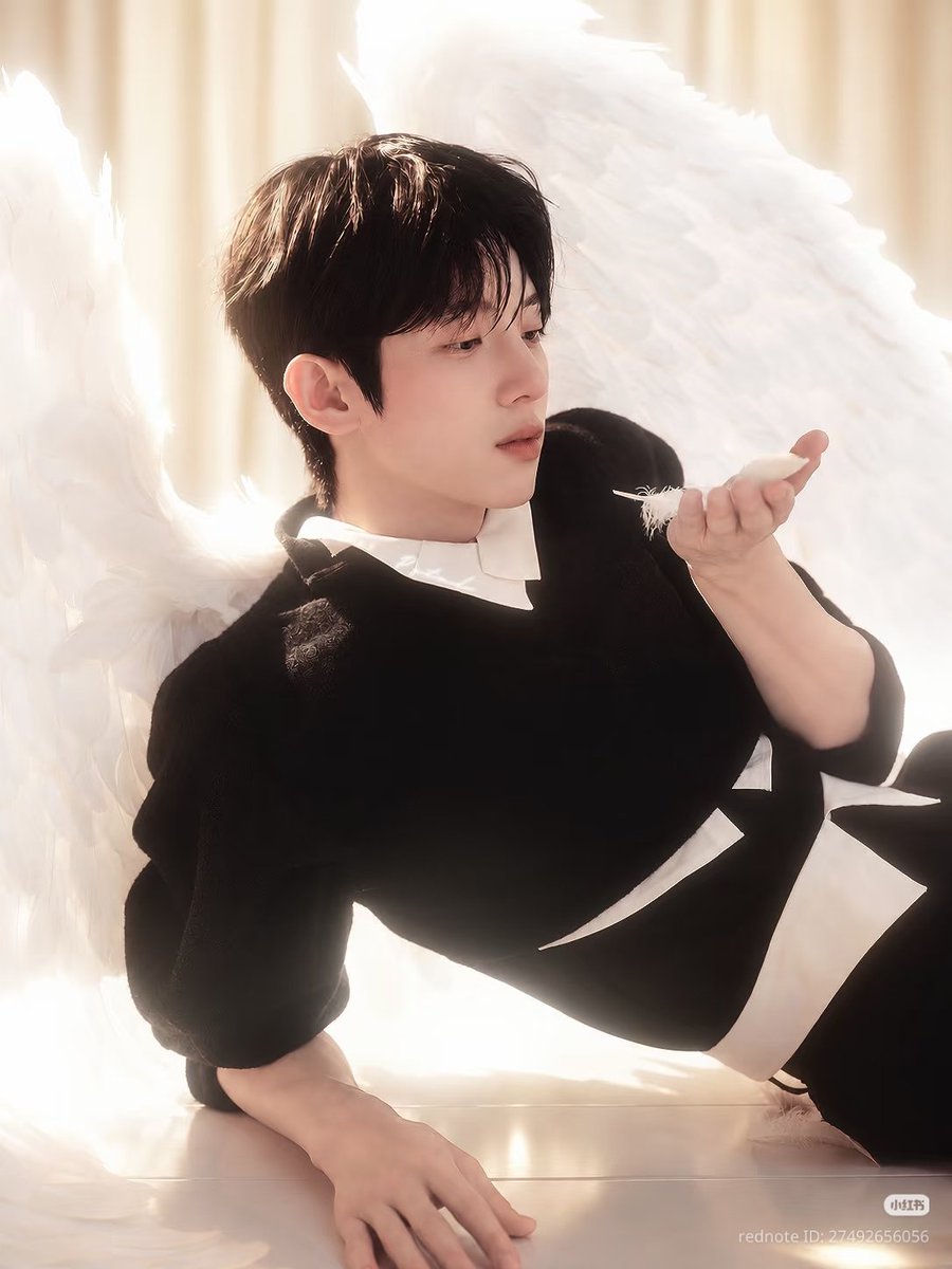 XX00419's tweet photo. There’s something truly special about your presence.🍀

PARK SIWOO PFW

#PARKSIWOO 
#박시우 
#ParisFashionWeek https://t.co/23l9xFTDjI