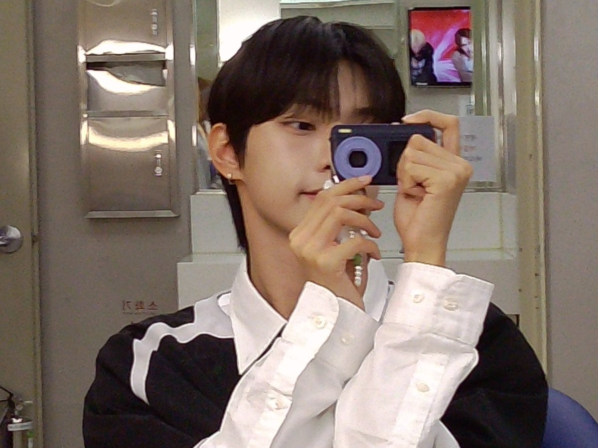 theshow_offcl's tweet photo. [📸] #BBo_chive 
♡∩_∩ 
  (ྀི𓂂o̴̶̷ ˕ o̴̶̷𓂂)♡
꒰⁐U U⑅⁐⑅⁐⑅⁐⑅꒱
  🧡 립우의 시선 
꒰⁐⑅⁐⑅⁐⑅⁐⑅⁐⑅꒱

(p.s. 남은 9월도 뽀이팅‼️ 하구
더쇼와 째리뽀는 10월에 만나요➰💚)

#더쇼 #최립우 #째리뽀 @flareu_official https://t.co/eSTcLR5eXU