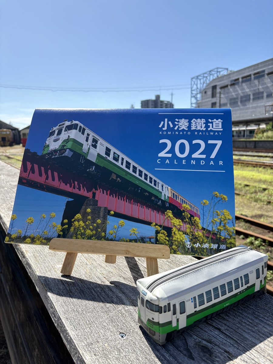 kominatorailway's tweet photo. 【2027年版カレンダー販売決定✨】
毎年ご好評いただいているカレンダーが
10月1日(木)より販売開始します！
 
今回もA2の大型サイズに、
四季折々の里山を
走行するディーゼルカーや
小湊らしいあたたかなシーンを
詰め込んでいます。
数量限定となっておりますので
この機会にぜひお買い求めください！
 
【詳細】
小湊鐵道Calendar 2027
(見開き28ページタイプ)
一部1,800(税込)
※数量限定販売のため、
　在庫が無くなり次第販売終了となります
※現時点で再販の予定はございません
 
【取扱箇所】
こみなと待合室(五井駅東口)
小湊鐵道グッズ オンラインショップ
https://t.co/Gg7hE2Q96M