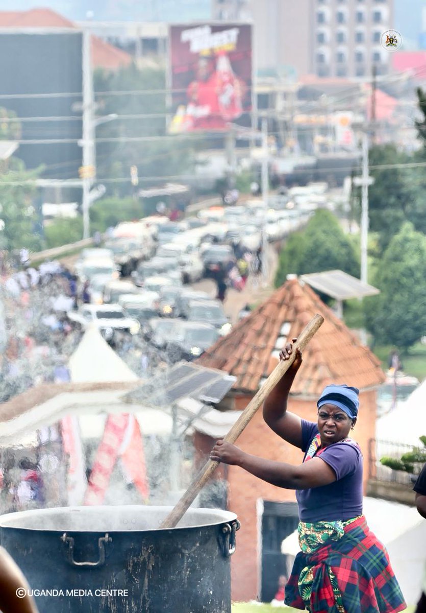 UgandaMediaCent's tweet photo. Feasts, Crowds, and Royal Pageantry

A lady is preparing a feast for the crowd gathered to witness the #TooroCoronation. In the background, a stream of cars makes its way to Karuziika Palace for the royal ceremony | #TooroCoronation https://t.co/FQ10sSgxpL